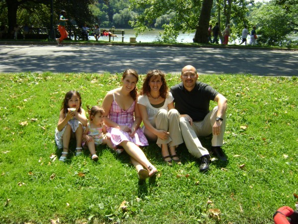 Jimena (mi hija), Ricardo (mi yerno) con mis 3 nietas: Camila, Federica y María José - quelita ferrés